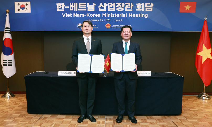 South Korean Minister for Trade, Industry and Energy Dukgeun Ahn (left) and Vietnamese Ministry of Industry and Trade Nguyen Hong Dien at a meeting in Seoul, February 25, 2025. Photo courtesy of the MoTIE.