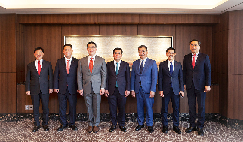 LS Eco Energy CEO Lee Sang-ho (left, second) and Vietnamese Minister of Industry and Trade Nguyen Hong Dien (center) at a meeting in Seoul on February 25, 2025. Photo courtesy of LS Eco Energy.