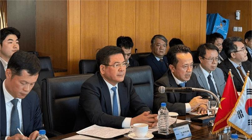 Vietnamese Minister of Industry and Trade Nguyen Hong Dien (center) at a meeting with Posco International in Seoul on February 24, 2025. Photo courtesy of the ministry.