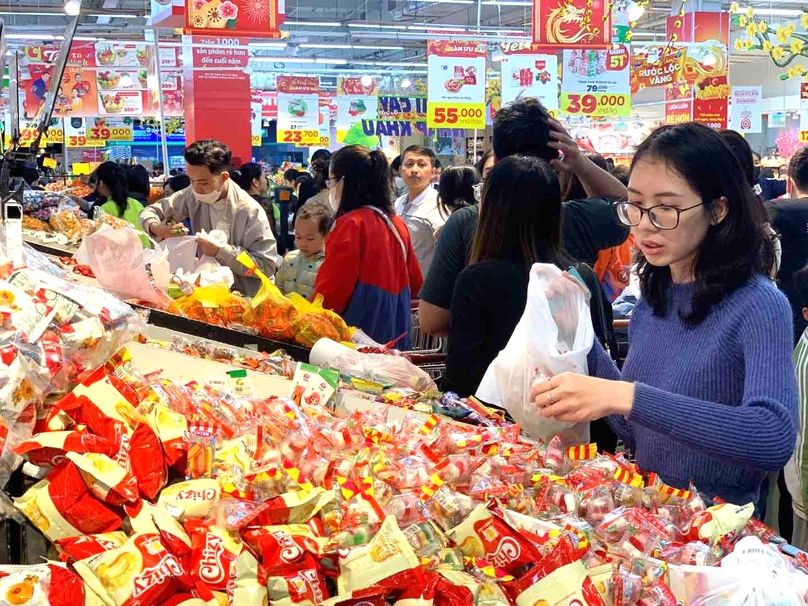 At a supermarket in Hanoi. Photo courtesy of Lao Dong (Labor) newspaper.