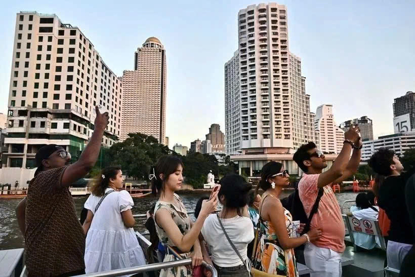 Travellers in a boat tour on the Chao Praya River in Bangkok, Thailand. Photo courtesy of AFP/VNA.