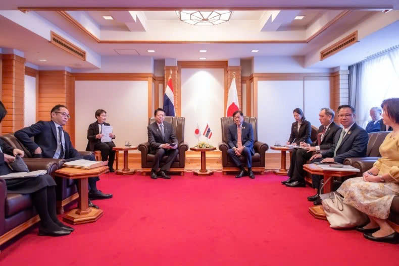 Finance Minister Pichai Chunhavajira (center, right) met with Japanese business executives during the BoI's recent roadshow in Tokyo. Photo courtesy of Bangkok Post.