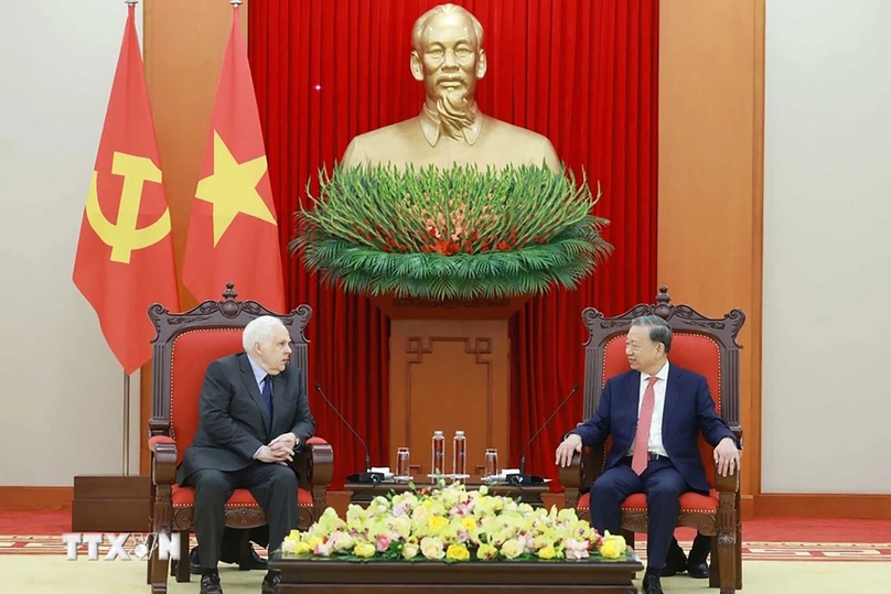 General Secretary To Lam (right) and Frederick Smith, founder and chairman of FedEx at a meeting in Hanoi on February 25, 2025. Photo courtesy of Vietnam News Agency.