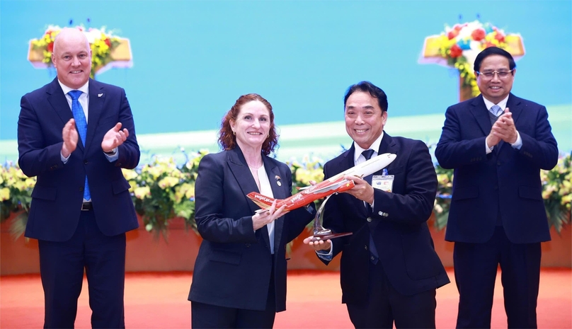 New Zealand Ambassador to Vietnam Caroline Beresford (front, left) presents the Testimonial of new connectivity to Vietjet vice chairman Nguyen Anh Tuan (right) in the presence of the Prime Ministers of both countries. Photo courtesy of Vietjet.