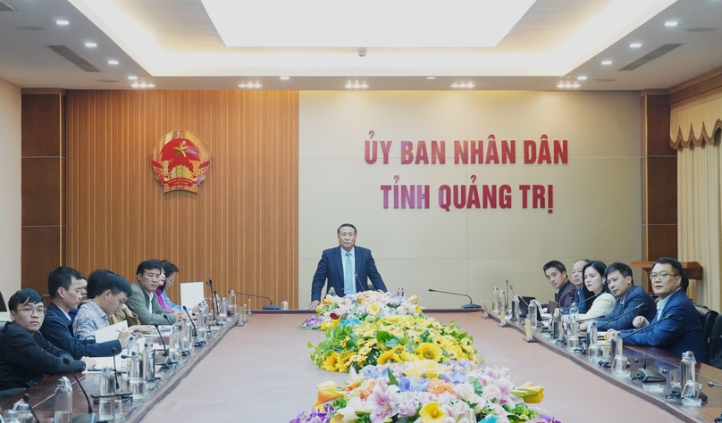 Quang Tri's acting Chairman Ha Sy Dong (standing) chairs a meeting with T&T and SK E&S in Quang Tri province, central Vietnam, February 27, 2025. Photo courtesy of Quang Tri news portal.