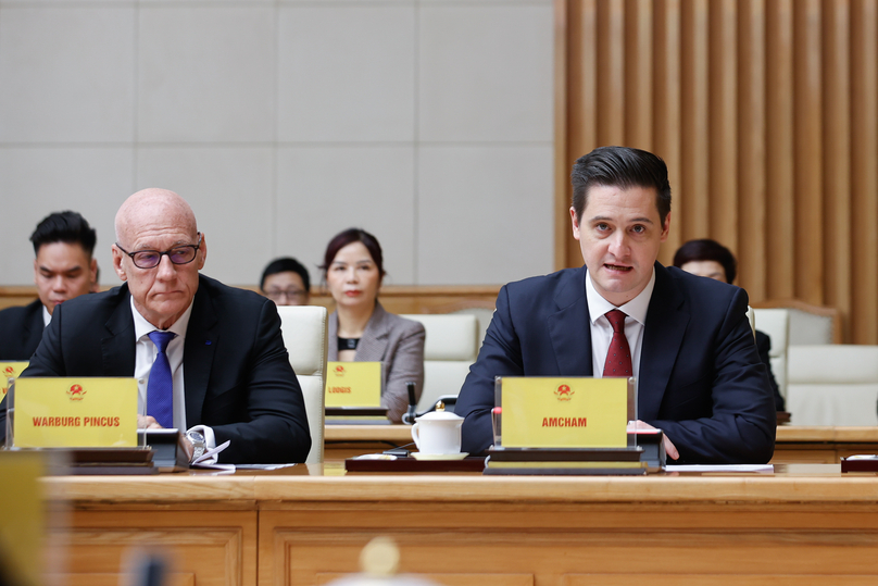 Eric Johnson (right), chairman of AmCham in Hanoi, speaks at the forum. Photo courtesy of the Vietnamese government's news portal.