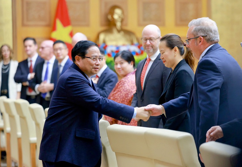 Prime Minister Pham Minh Chinh welcomes U.S corporate leaders at a forum in Hanoi on March 1, 2025. Photo courtesy of the Vietnamese government's news portal.