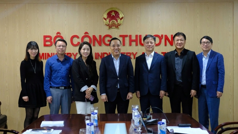 Deputy Minister of Industry and Trade Nguyen Hoang Long (center) at a working session with Samsung C&T in Hanoi on March 3, 2025. Photo courtesy of Cong Thuong (Industry & Trade) newspaper.