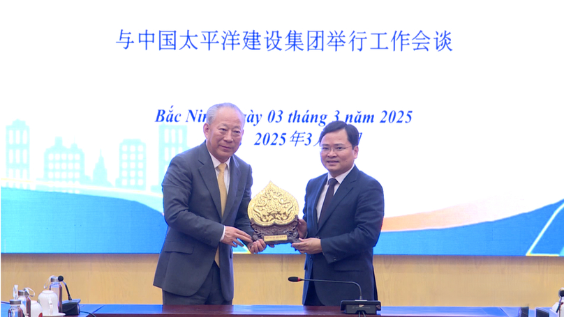 Nguyen Anh Tuan (right), Secretary of Bac Ninh's Party Committee, and China Pacific Construction Group's founder and chairman Yan Jiehe at a meeting in Bac Ninh province, northern Vietnam, March 3, 2025. Photo courtesy of Bac Ninh TV.