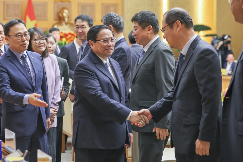 Prime Minister Pham Minh Chinh welcomes South Korean corporate leaders at a forum in Hanoi, March 4, 2025. Photo courtesy of the government's news portal.