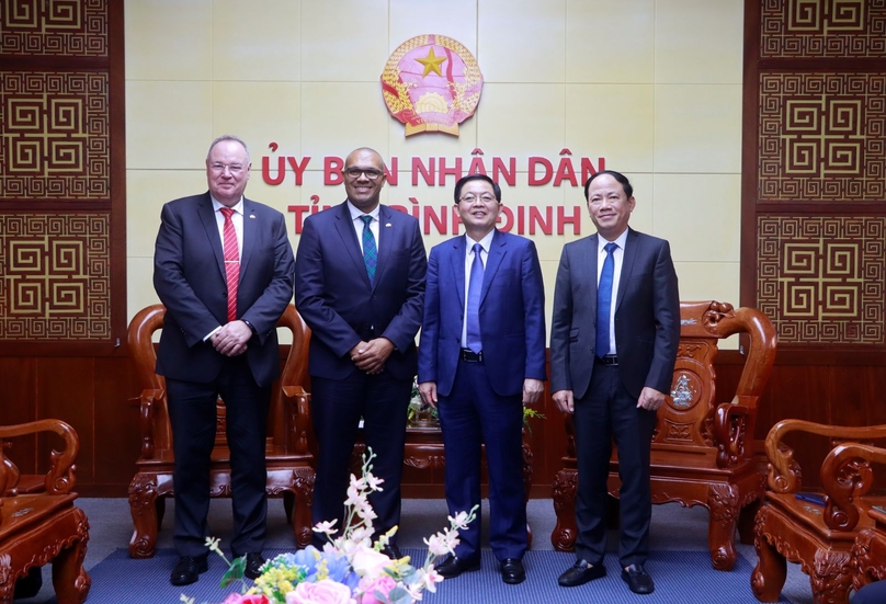 Ho Quoc Dung (right, second), chief of Binh Din's Party Committee, and PNE CEO Heiko Wuttke (left, second) at a meeting in Binh Dinh province, central Vietnam on March 5, 2025. Photo courtesy of Binh Dinh news portal.