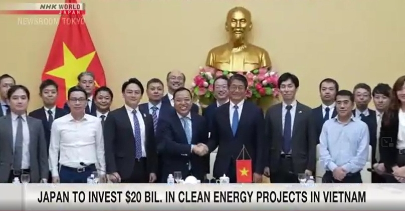 Deputy Minister of Industry and Trade Nguyen Hoang Long shakes hand with Japanese Ambassador to Vietnam Ito Naoki at a meeting in Hanoi on March 5. Photo courtesy of NHK.