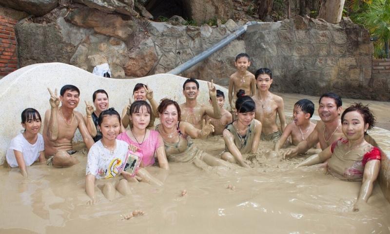 Tourists experience mud bathing at the tourist area in Kim Boi hot spring in the northern province of Hoa Binh. Photo courtesy of Smartland.vn.