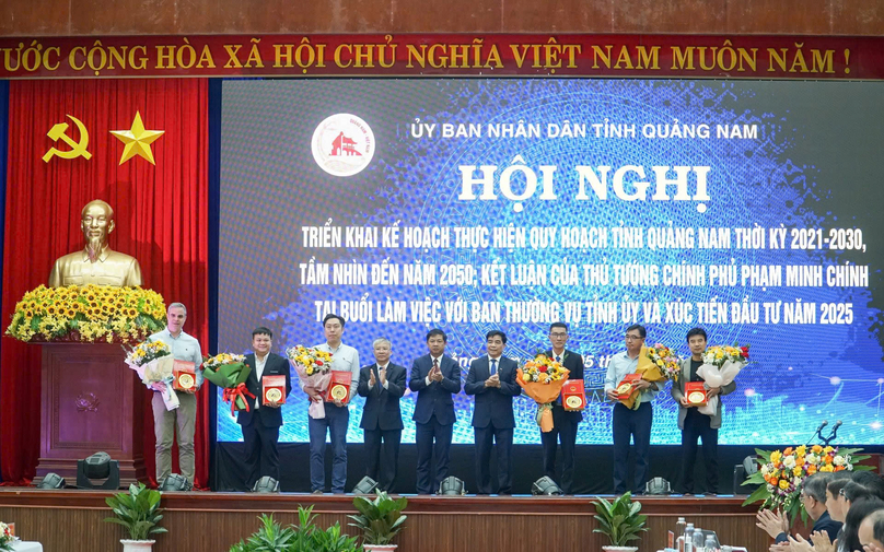 Quang Nam leaders hand over investment registration certificates for six projects in the province, central Vietnam. Photo by The Investor/Thanh Van.