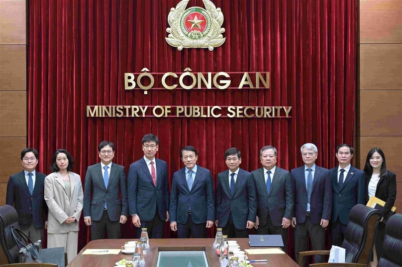 General-Minister of Public Security Luong Tam Quang (fifth, left) and Samsung Vietnam CEO Na Ki Hong (fourth, left) at a meeting in Hanoi on March 5, 2025. Photo courtesy of the ministry.