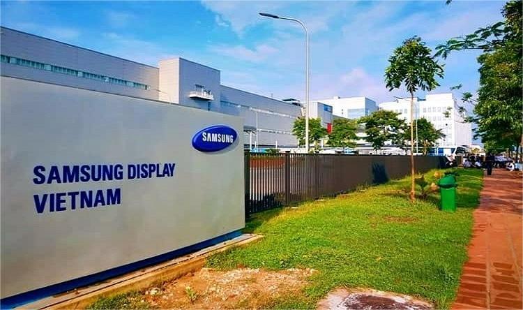 Samsung Display Vietnam recently had its investment capital raised by $1.2 billion. Photo courtesy of Thanh Nien (Young People) newspaper.