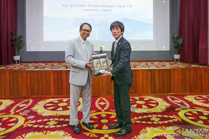 Deputy Minister for the Coordination of International Economic Cooperation Edi Prio Pambudi (left) and Deputy Commissioner for International Affairs at the METI Masanori Tsuruda after signing an LoI on cooperation for developing the Kayan hydropower plant in Jakarta. Photo courtesy of Antara.