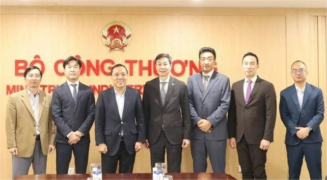 Deputy Minister of Industry and Trade Nguyen Hoang Long (third, left) at a meeting with GS Energy in Hanoi, March 12, 2025. Photo courtesy of Cong Thuong (Industry & Trade) newspaper.