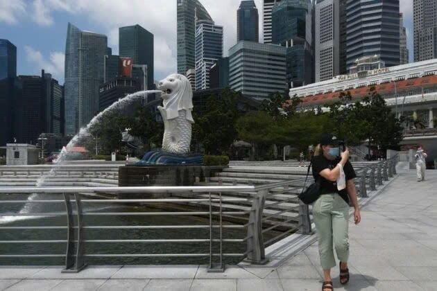  A tourist wearing face mask visits Merlion Park in Singapore. Photo courtesy of capitalfm.co.ke.