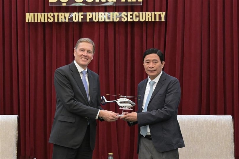 Airbus executive vice president international Wouter van Wersch (left) and Deputy Minister of Public Security Le Quoc Hung at a meeting in Hanoi on March 14, 2025. Photo courtesy of the ministry.