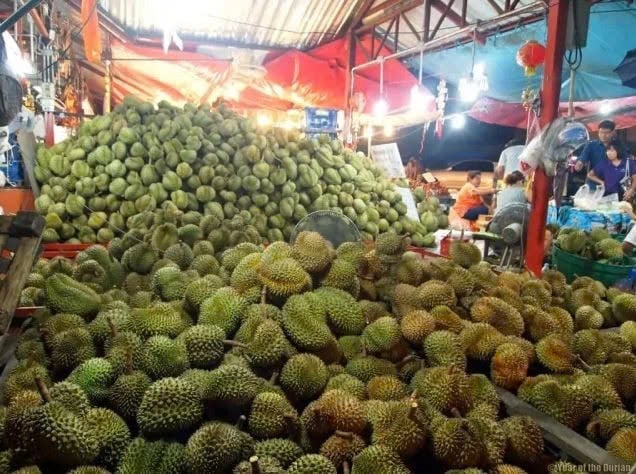  A durian market in Thailand. Photo courtesy of yearofthedurian.com