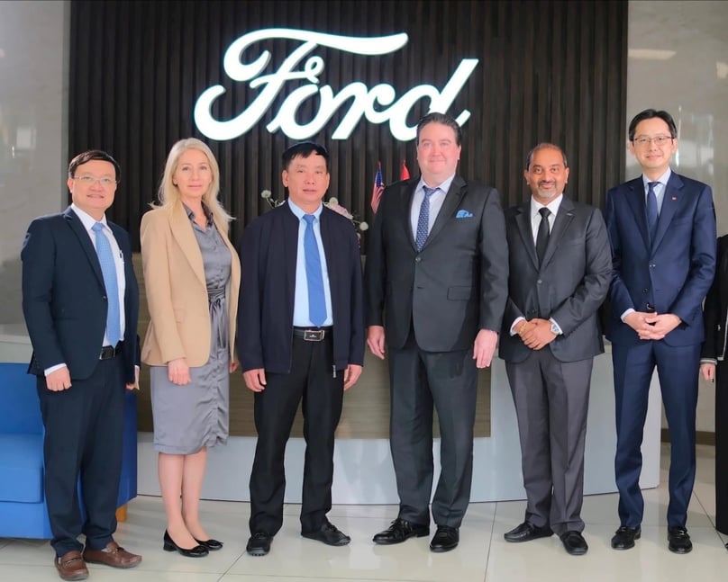 Simonetta Verdi (second, left), managing director of government affairs for the international markets group at Ford Motor, and Tran Duc Thang (third, left), chief of Hai Duong's Party Committee, at a meeting at Ford Vietnam's headquarters in the province, northern Vietnam, March 17, 2025. Photo courtesy of Hai Duong newspaper.