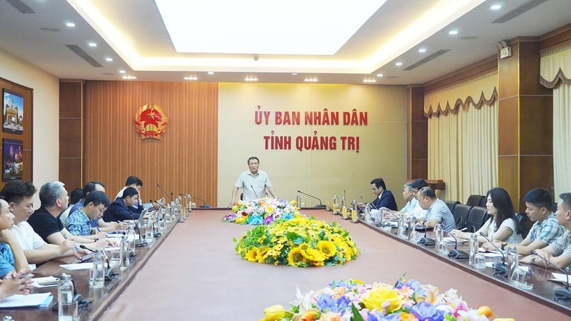 Quang Tri's acting Chairman Ha Sy Dong (standing) speaks at a meeting in the province, central Vietnam, March 14, 2025. Photo courtesy of Quang Tri newspaper.