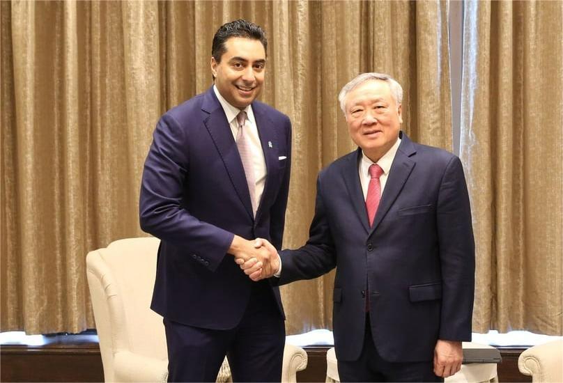 Vietnam’s standing Deputy Prime Minister Nguyen Hoa Binh (right) and Standard Charter CEO Saif Malik at a meeting in London, March 17, 2025. Photo courtesy of the government's news portal.