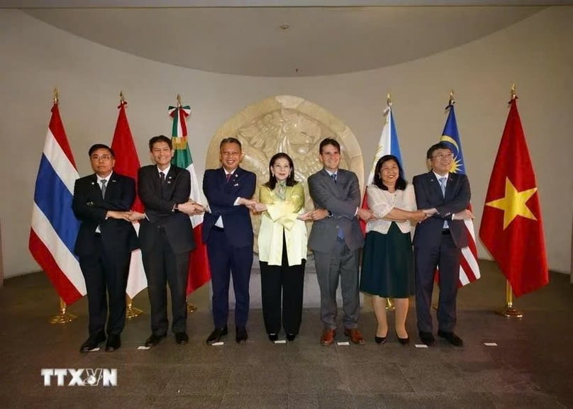 ASEAN Ambassadors to Mexico take a group photo with Mexican Undersecretary of Foreign Affairs María Teresa Mercado (center). Photo courtesy of VNA.