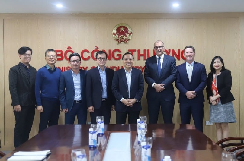 Deputy Minister of Industry and Trade Nguyen Hoang Long (fourth, right) at a meeting with HSBC in Hanoi on March 12, 2025. Photo courtesy of Cong Thuong (Industry & Trade) newspaper.