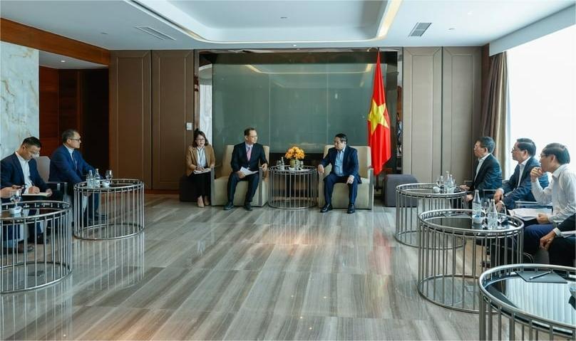 Prime Minister Pham Minh Chinh (right) meets with Bae In Han, general director of Hyosung Dong Nai, in Ba Ria-Vung Tau province, March 20, 2025. Photo courtesy of the government's news portal.