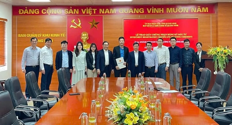 Leaders of the Quang Ninh Economic Zone Authority grant an investment certificate to representatives of CapitaLand for the Singaporean group's Avatar Vietnam project. Photo courtesy of Quang Ninh Media Group.