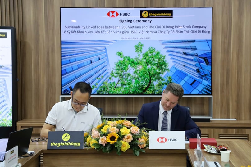 HSBC Vietnam CEO Tim Evans (right) and Vu Dang Linh, CFO of Mobile World Group, signed a sustainable trade credit facility in Ho Chi Minh City on March 21, 2025. Photo courtesy of HSBC.