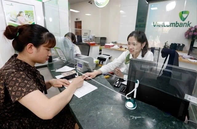  A customer at a Vietcombank office in Thanh Xuan district, Hanoi. Photo courtesy of VNA.