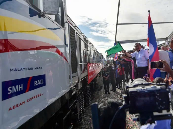 MalaysianTransport Minister Anthony Loke (right) officiates the first Malaysian-made leased locomotive Asean Express, international freight train service connecting Malaysia, Thailand, Laos, and China at Kontena Nasional Inland Clearance Depot, Seri Setia. Photo courtesy of The Star.