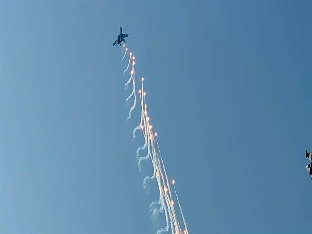 Heat trap released from Su-30MK2 fighter jets.