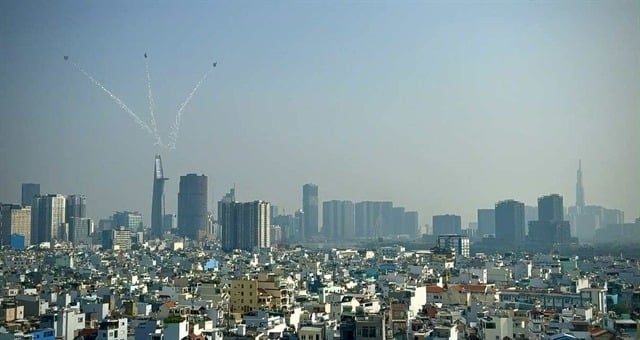 Aerial manoeuvrers of military aircrafts over HCM City's skies.