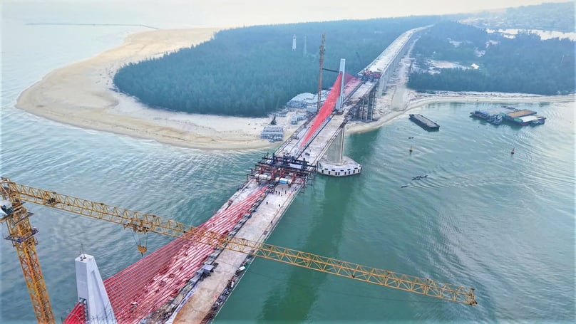 The Thuan An bridge in Hue city, central Vietnam after its final sections are joined. Photo by The Investor/Ngoc Hieu.
