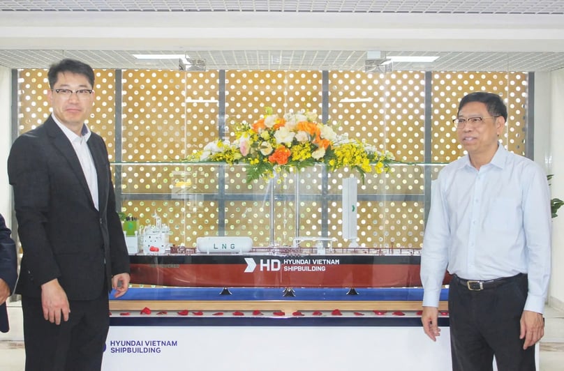 Vietnamese Deputy Minister of Construction Nguyen Xuan Sang (right) observes a model of the PC 115K ship. Photo courtesy of Shipbuilding Industry Corporation.