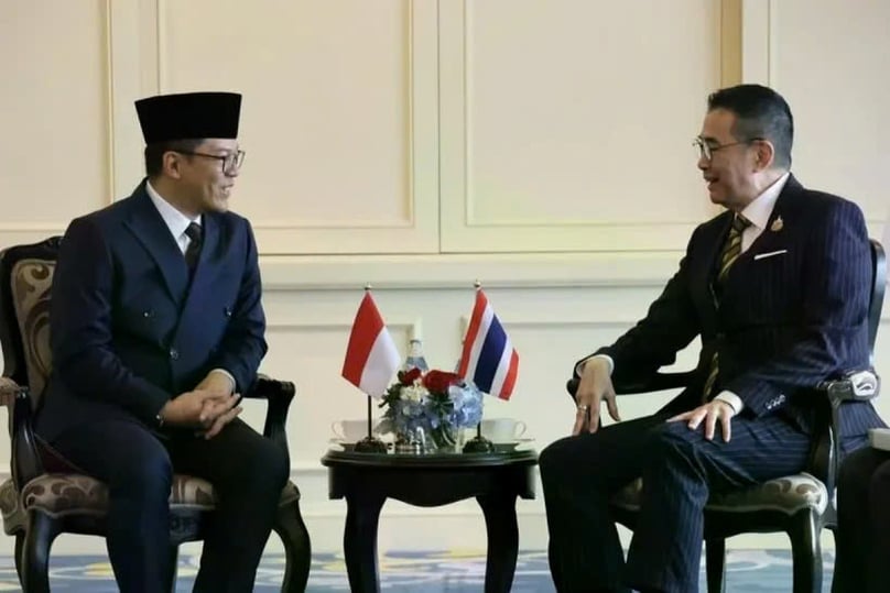 Indonesian Foreign Minister Sugiono (left) meets Thai Foreign Minister Maris Sangiampongsa at the 10th JCM in Bangkok. Photo courtesy of Antara.