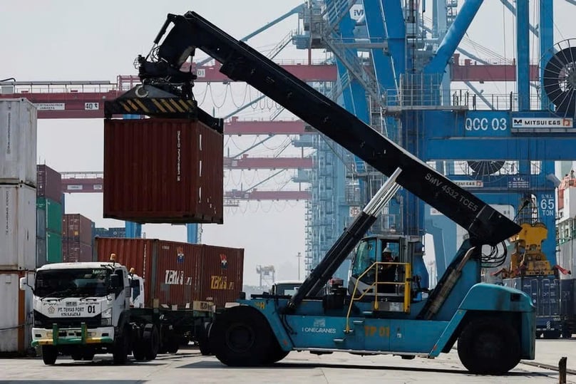 A crane loading a container onto a truck at Tanjung Priok Port in Jakarta, Indonesia, February 12, 2025. Photo courtesy of Reuters/VNA.