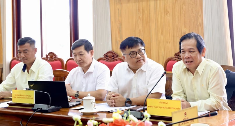 Nguyen Hoang Tue, general director of Thaco’s industrial developer unit Thadico (first, right) speaks at a meeting with Tran Hong Thai, Chairman of the Lam Dong People's Committee, on May 6, 2025. Photo courtesy of Lam Dong Online.