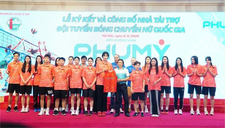 At the ceremony announcing PVFCCo - Phu My as the main sponsor of the Vietnam Women’s Volleyball Team. Photo courtesy of the company.
