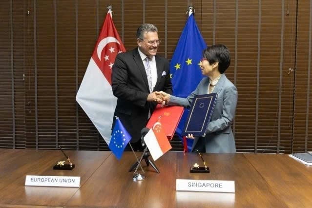 The Digital Trade Agreement is signed by Singaporean Minister-in-charge of Trade Relations Grace Fu and EU Commissioner for Trade and Economic Security Maroš Šefčovič. Photo courtesy of ec.europa.eu.