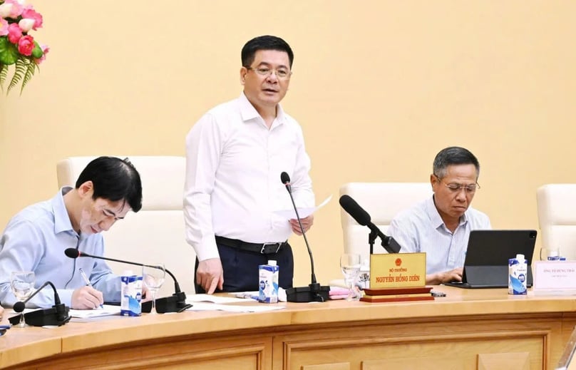 Vietnamese Minister of Industry and Trade Nguyen Hong Dien speaks at a working session with major domestic firms in Hanoi, May 7, 2025. Photo courtesy of the Ministry of Industry and Trade.