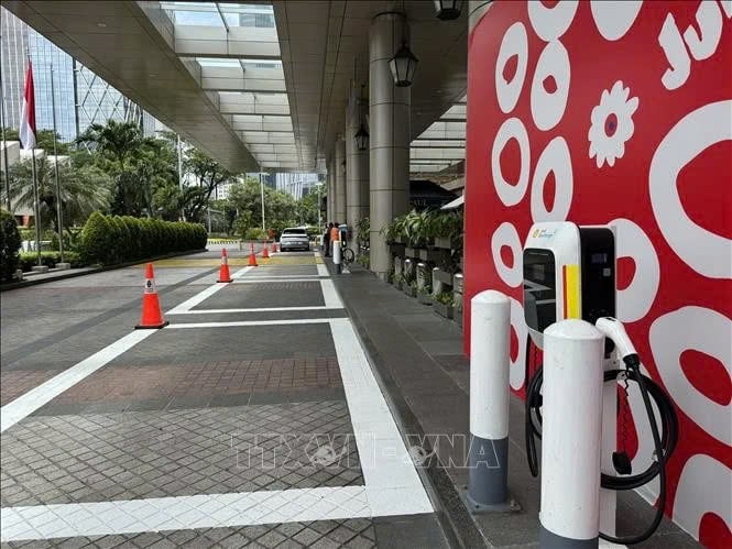 An EV charging station at a shopping mall in Jakarta, Indonesia. Photo courtesy of Vietnam News Agency