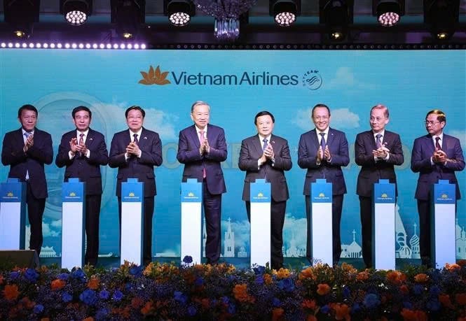 Vietnam's Party General Secretary To Lam (fourth, left) and officials at the launch of the Hanoi-Moscow direct air route on May 9, 2025. Photo courtesy of Vietnam News Agency.