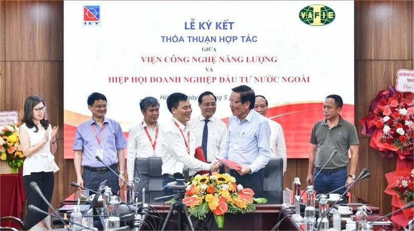 At the signing ceremony of an cooperation agreement between the Vietnam’s Association of Foreign Invested Enterprises (VAFIE) and the Institute of Energy Technology (IET). Photo courtersy of the Hanoi University of Science and Technology.