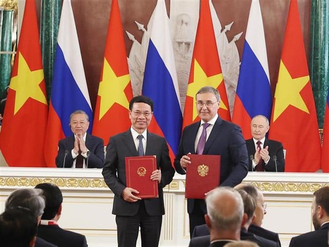 Vietnam's Party General Secretary To Lam and Russian President V. Putin witness the exchange of an agreement between the Vietnamese Ministry of Science and Technology and the Russian Ministry of Science and Higher Education on jointly selecting scientific and technological research topics and projects, Moscow, Russia, May 10, 2025. Photo courtesy of Vietnam News Agency.