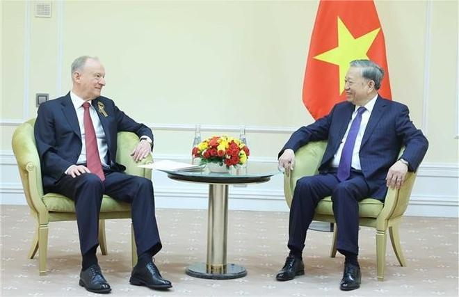 Party General Secretary To Lam (right) and Chairman of the Russian Maritime Board Nikolai Patrushev at their meeting on May 11, 2025. Photo courtesy of Vietnam News Agency.
